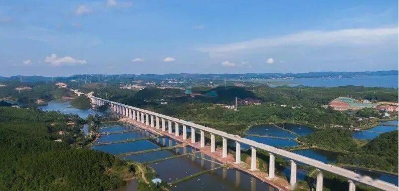 中國首條直通中越邊境高鐵開始鋪軌