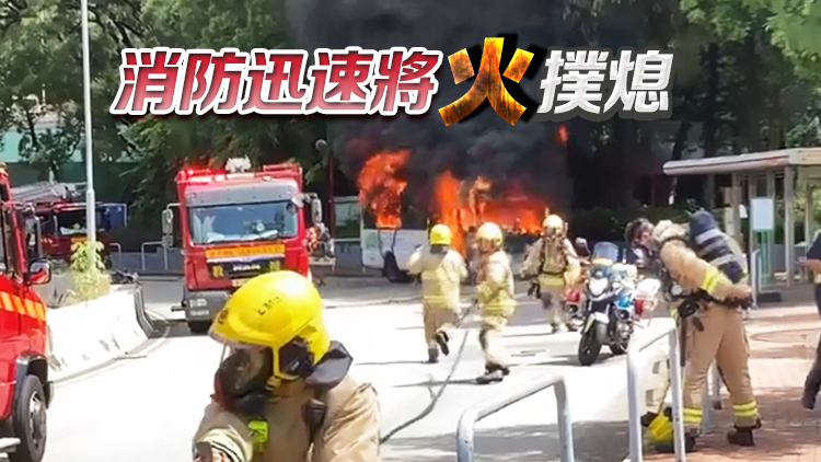有片丨荃灣小巴「自焚」陷火海 司機乘客及時逃生