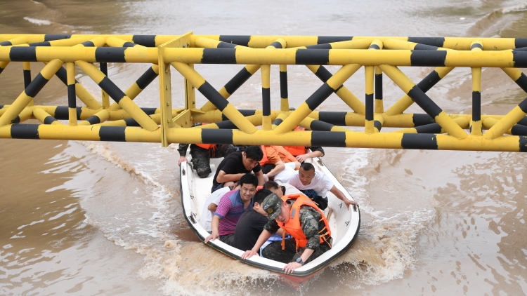 深圳一群中學生自發為京津冀災區捐款