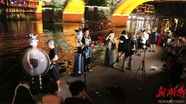 鳳凰古城：擦亮「旅拍品牌」豐富「新夜態」 讓遊客體驗古城新風情