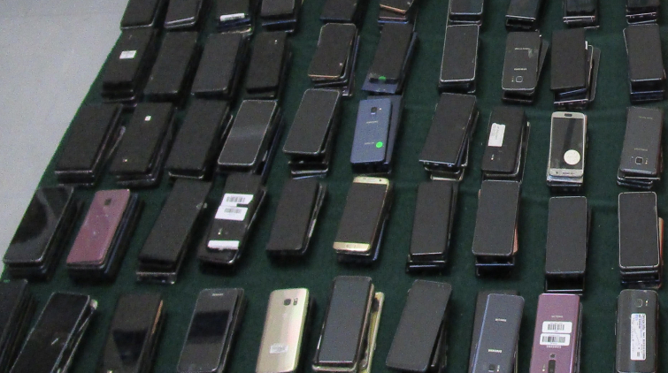 海關落馬洲管制站檢約2000部舊手機 拘8人