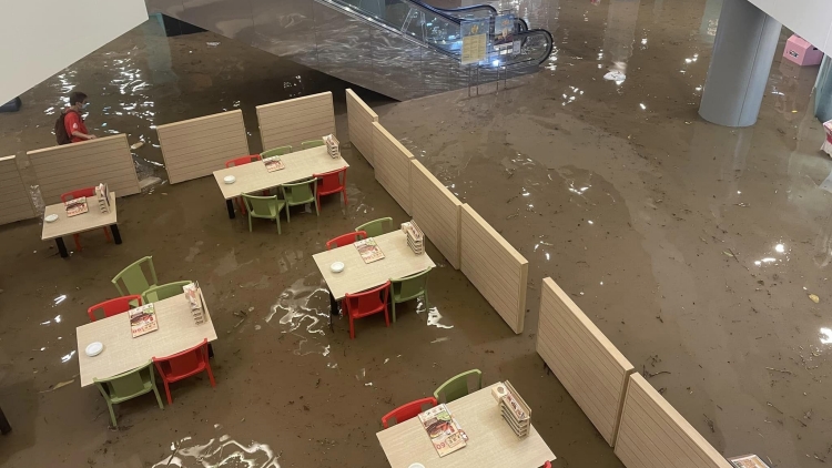 黑雨襲港｜港九新界多處水浸 柴灣成重災區