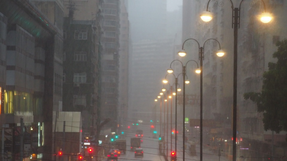 黑雨襲港｜港府多項服務暫停
