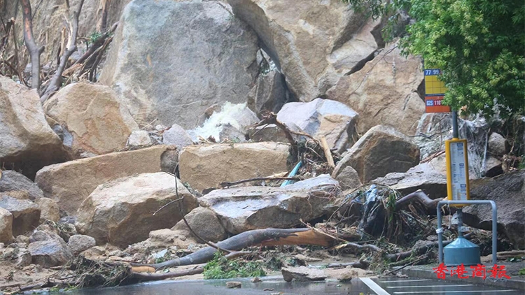 世紀暴雨｜筲箕灣巨石滾落路面 土力工程處接7宗山泥傾瀉