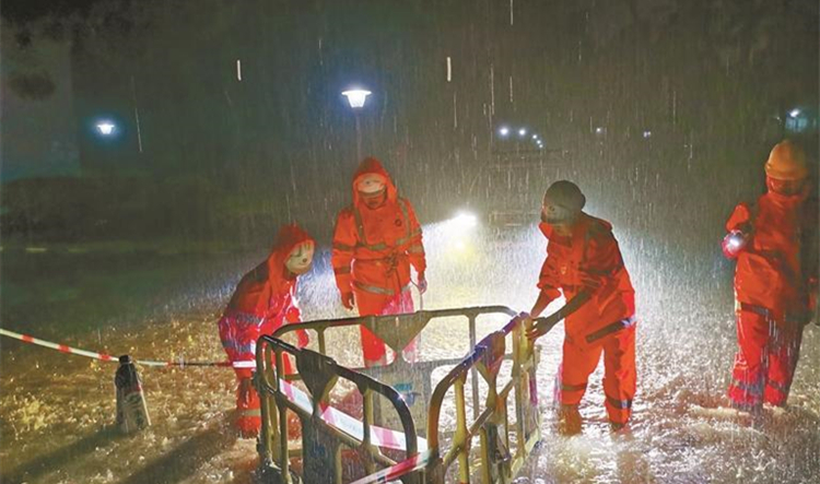 眾志成城戰暴雨 恢復秩序保運轉