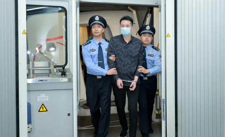 外逃人員凌燕舞被遣返回國 