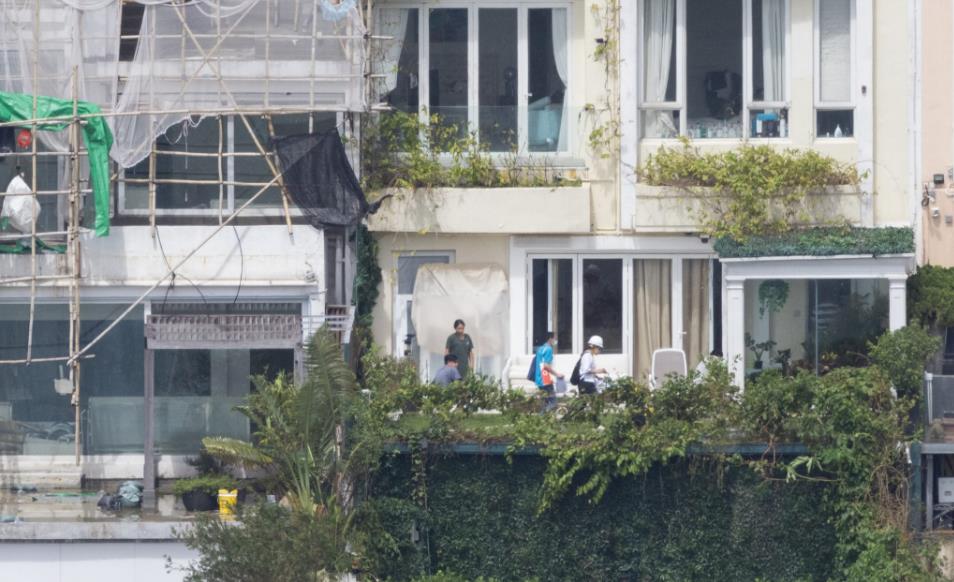 屋宇署人員進入紅山半島74號獨立屋視察 將加固山坡工程