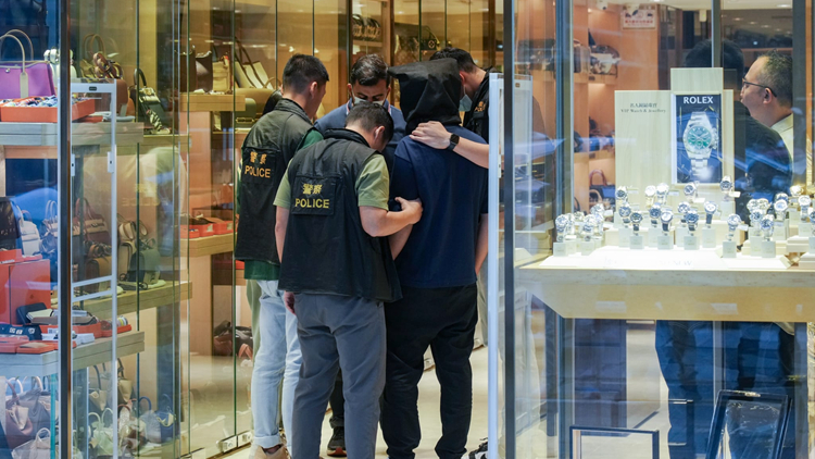 尖沙咀表行劫案2人被捕 警方今午押解疑犯到現場重組案情