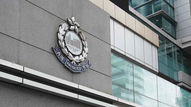 中環扒房外牆遭淋紅油 警列刑毀處理