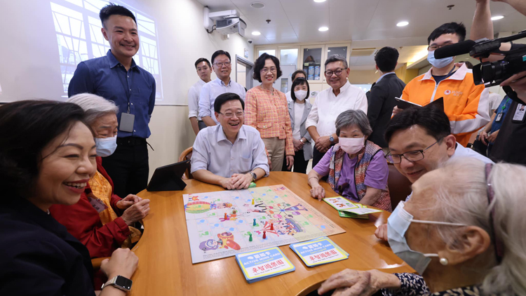 李家超落區聽取長者及照顧者需求 就下月施政報告蒐集意見