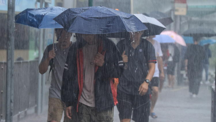 天文台發出黃雨警告信號 籲市民遠離河道
