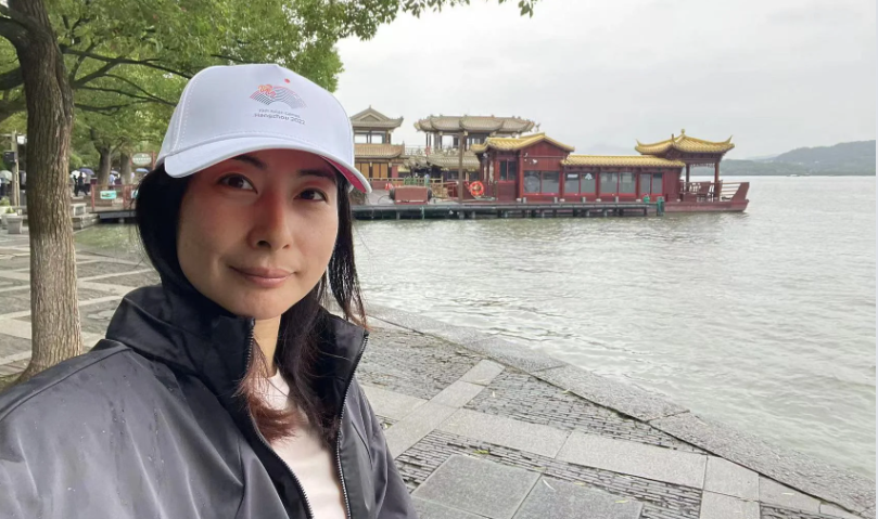 郭晶晶雨中打卡西湖 贊詩情畫意美