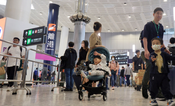 入境處料今日近50萬人次經陸路出境 港珠澳大橋口岸一度現過境人龍