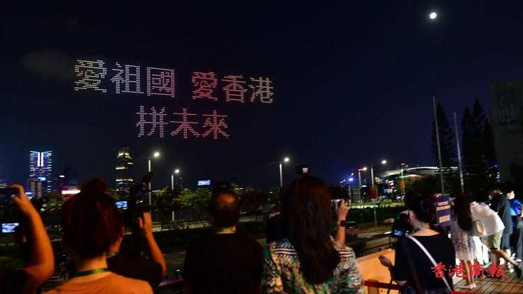 有片 | 【圖集】中環維港和深圳歡樂港灣首次無人機聯合表演