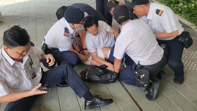 男子持刀襲擊政總保安遭制服