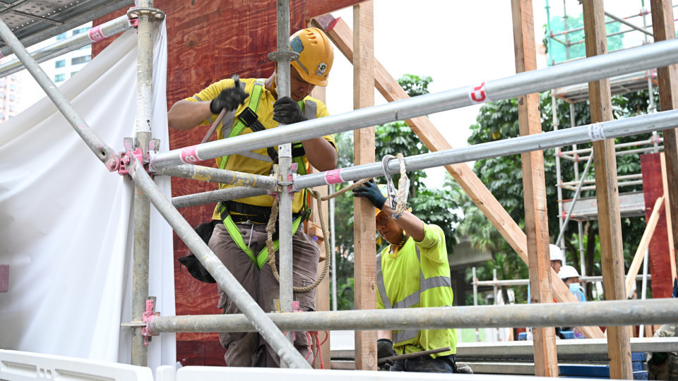 建造業15工種下月起加薪 扎鐵及混凝土工人日薪可達2730元