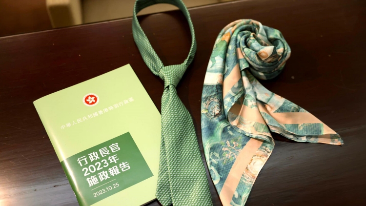 李家超：對香港很有信心 宣讀當日全班子同穿「綠領巾」