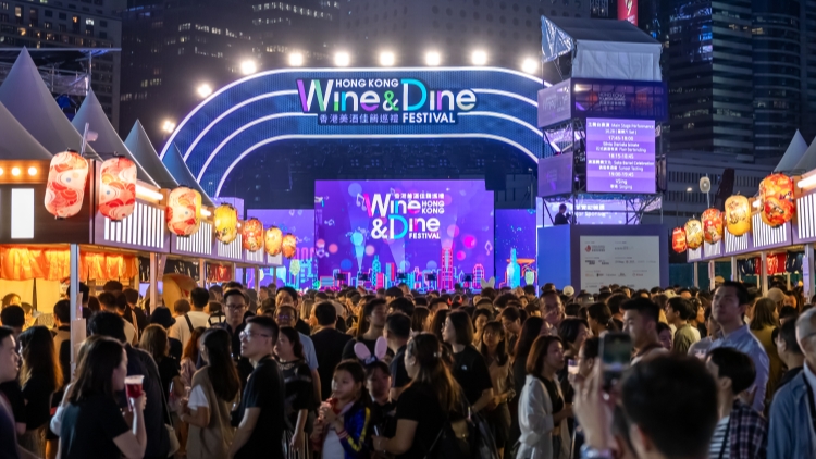 有片 | 「美酒佳餚巡禮」4天14 萬人次入場 財爺心情靚飲得杯落