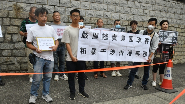 多圖 | 港澳居民如潮水湧至美領 批評美政客說三道四