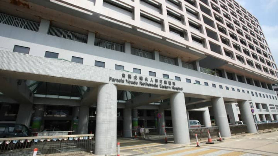 疑未用天橋過馬路 北角男子遭校巴撞倒昏迷送院