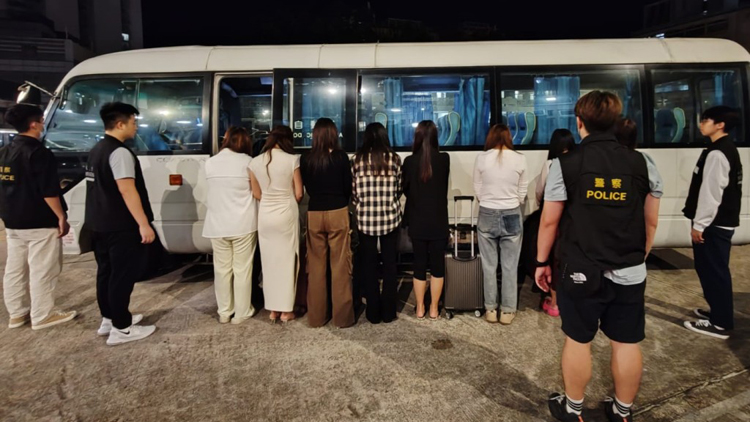 入境處聯同警方元朗掃黃 拘28名內地女子