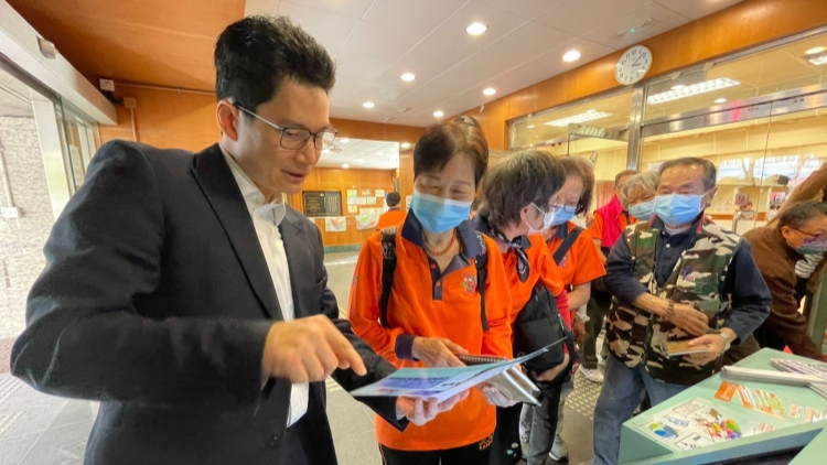 官員落區籲1210齊投票 齊齊支持區選進社區