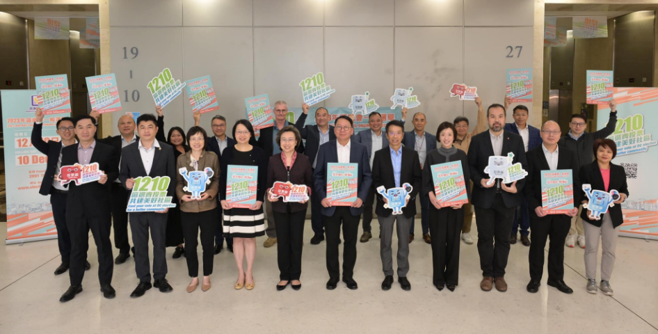 陳國基率團隊「洗樓」派傳單 籲公務員同心撐區選