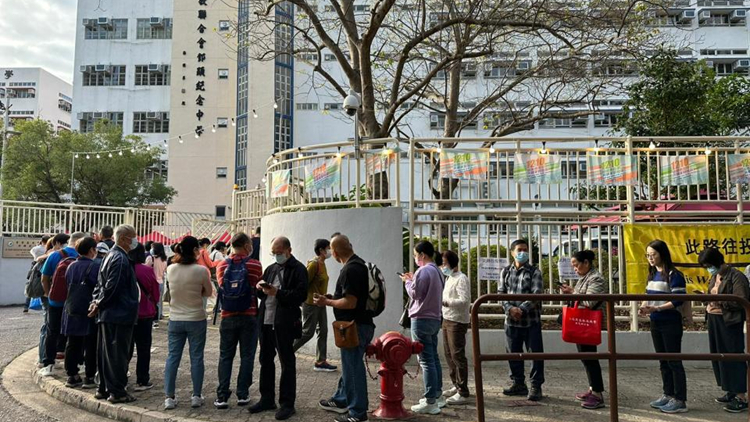 區議會選舉｜2個鄰近邊境投票站8時許大批市民排隊等候投票