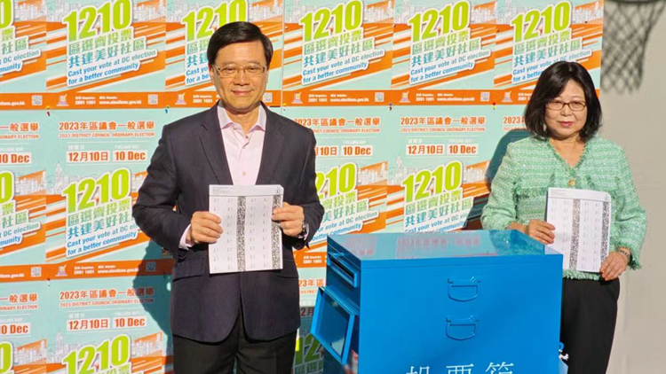 區議會選舉｜李家超與太太投票 冀巿民用手上一票選出可以幫助自己區議員