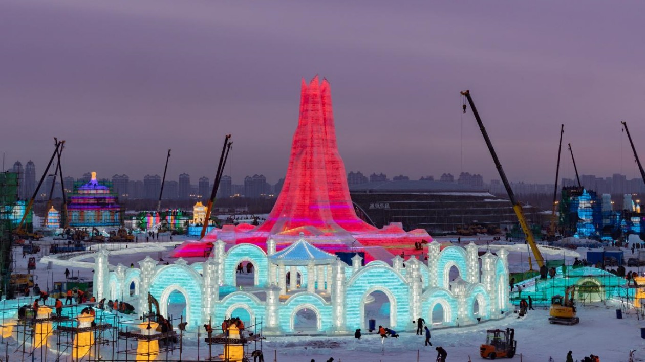 超級冰滑梯滑道最長521米 哈爾濱冰雪大世界整體建設接近尾聲