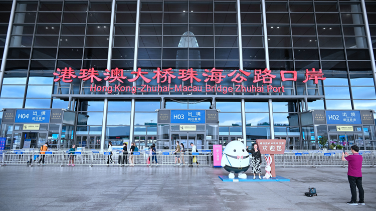 港珠澳大橋旅遊15日正式開通試運營 首日口岸專線巴士全部約滿