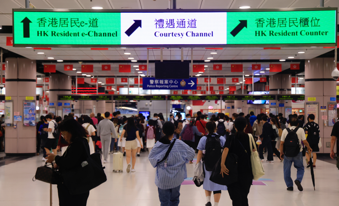 聖誕節假期第二日 逾104萬人次出入境