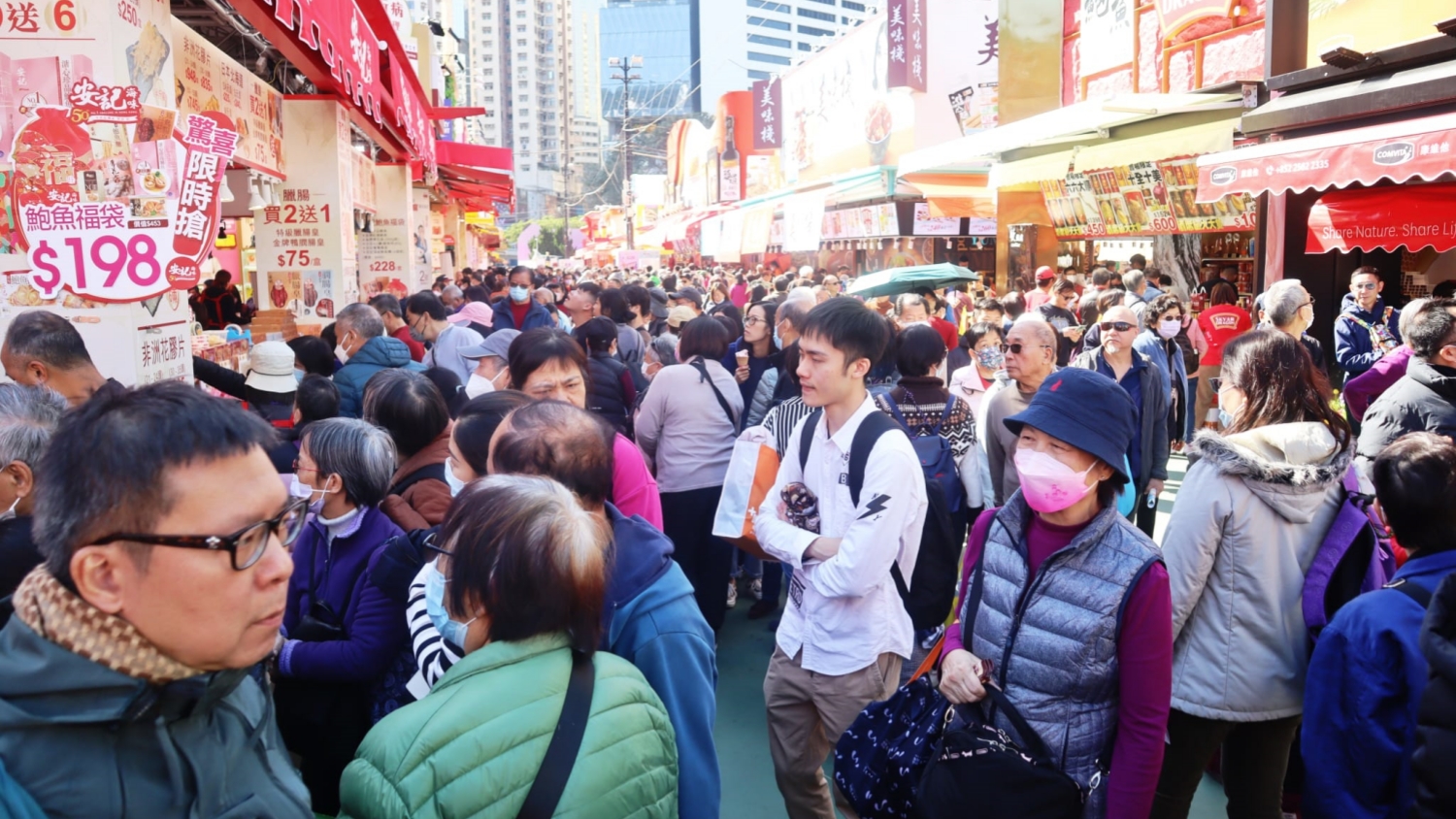 不少市民選擇留港消費 工展會商戶對聖誕銷情喜憂參半