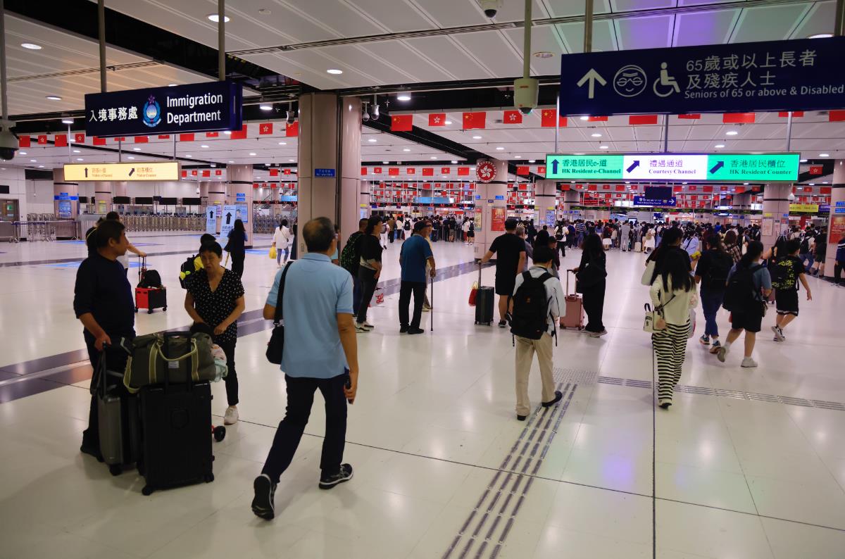 北上南下人數引熱議 梁振英：香港應在政策和手續上方便南下旅客