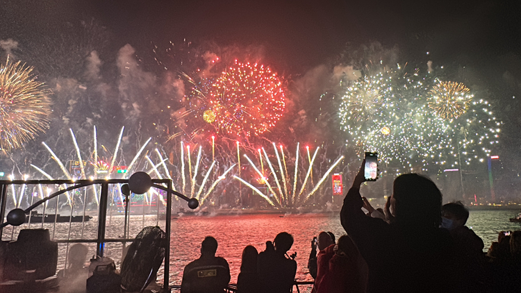 有片｜逾47.9萬人維港跨年賞煙花 祈願2024越來越好