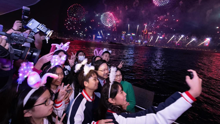 有片｜超哥伉儷與市民齊迎新年