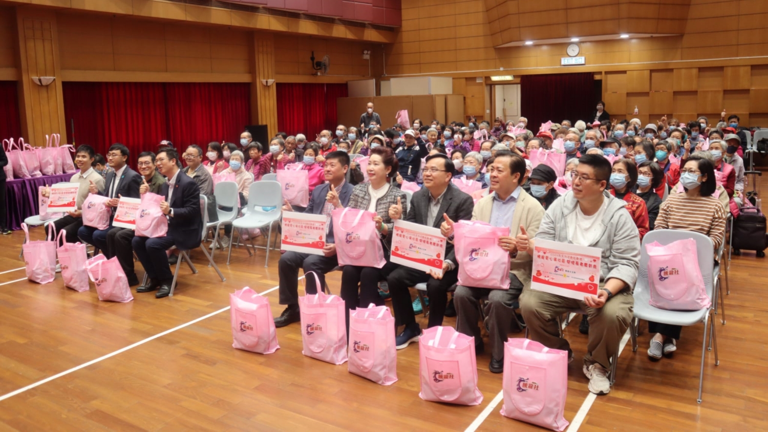 騰龍社舉行2024年系列活動啟動禮 向長者送贈福袋致新春祝福