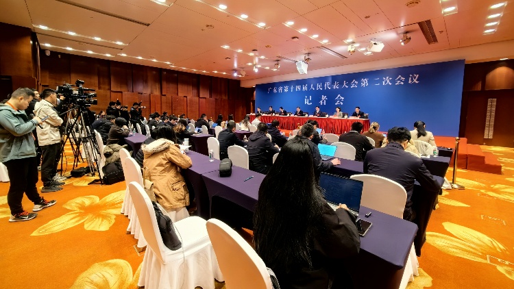 有片∣【廣東兩會】清遠市市長溫文星：冀加快百億企業、千億產業集群的發展步伐