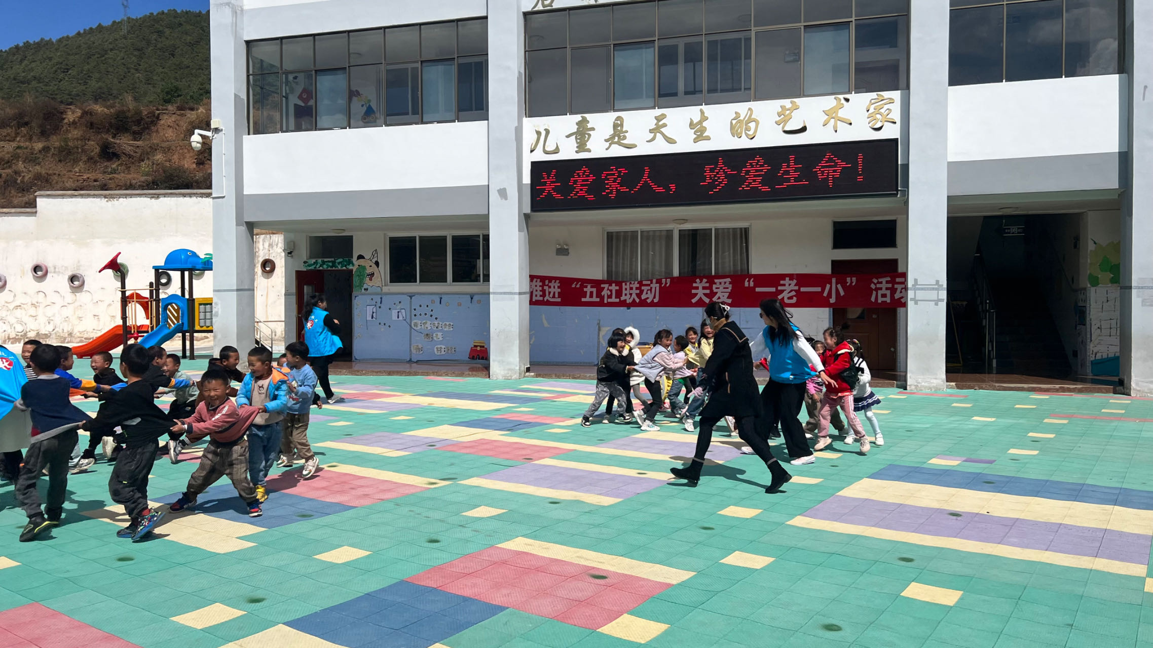 雲南祿勸：「夕陽」紅「朝陽」艷  各族群眾日子甜
