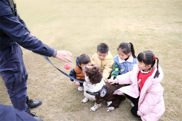 深圳公安舉行「警營汪汪隊」主題開放日活動