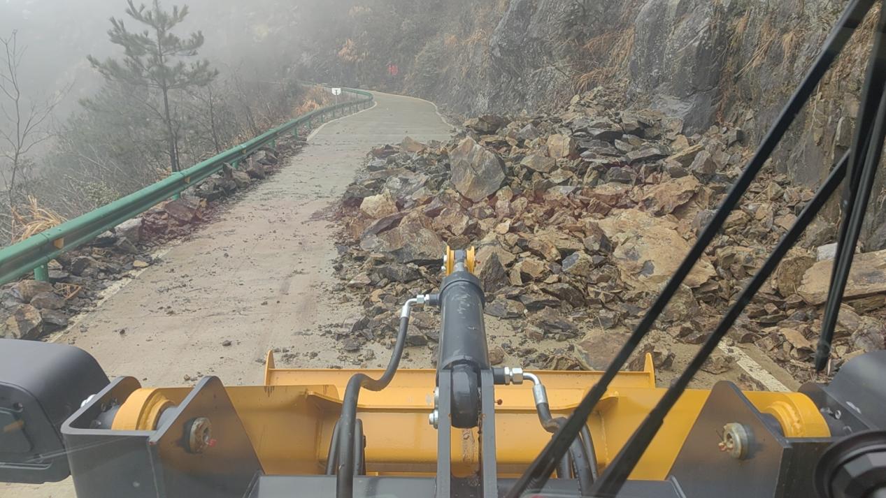 皖歙縣：17小時鏖戰  「天路」復通行