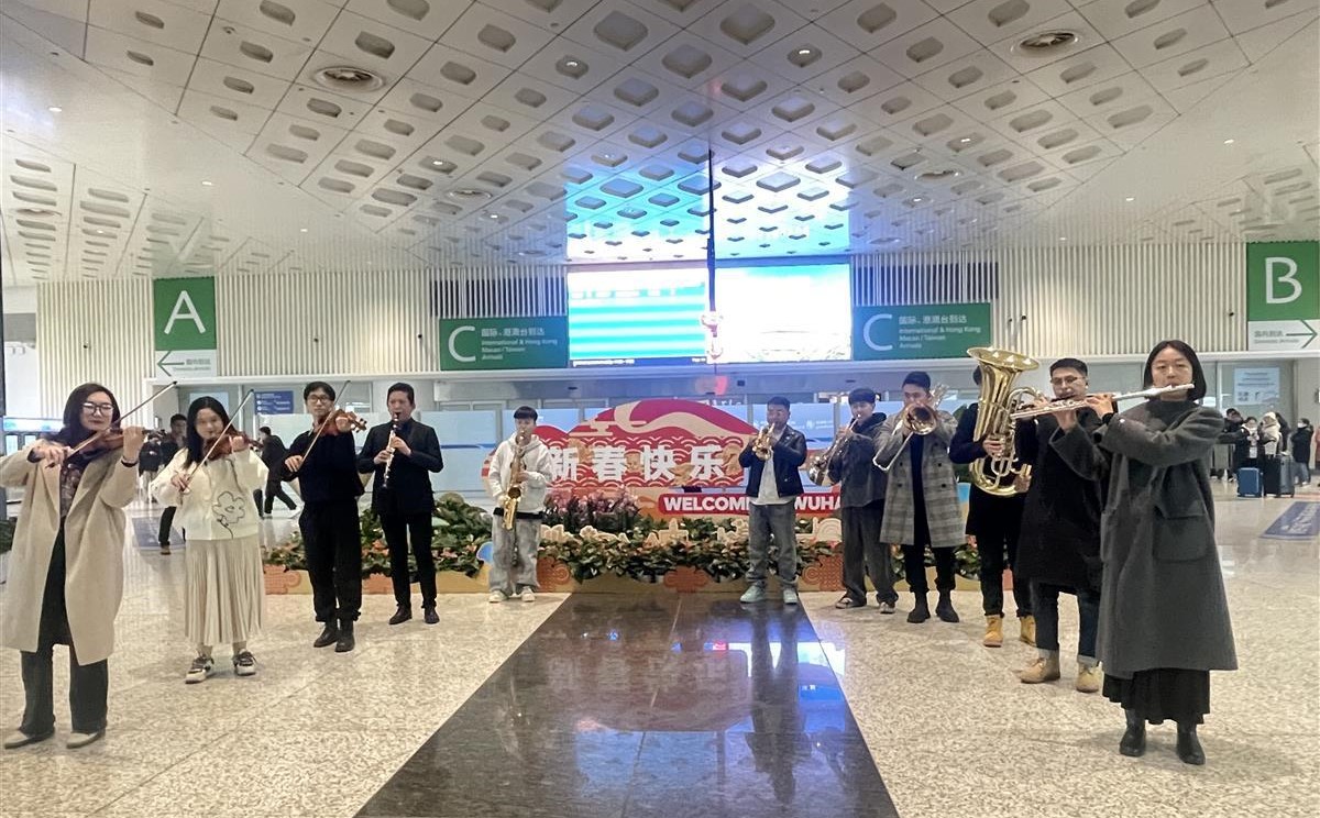 「洪湖水浪打浪」引圍觀 湖北交響樂團機場迎客
