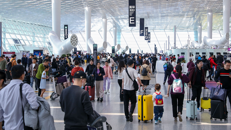 深圳機場單日航班1354架次 出港旅客首破10萬 雙創新高