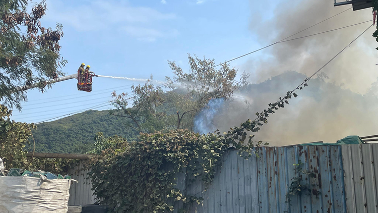 米埔嘉龍路露天儲木倉庫起火 幸無人受傷