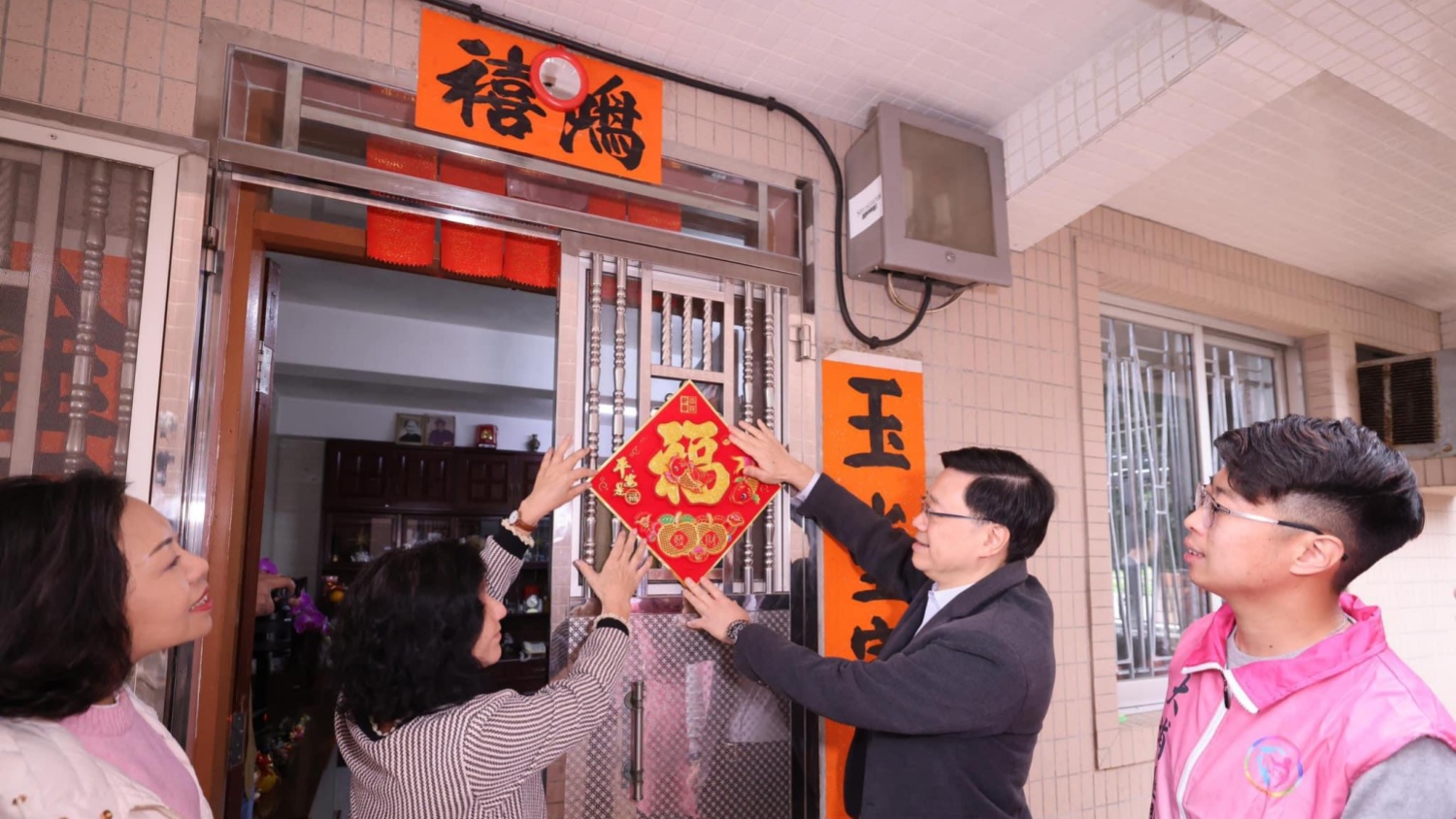 李家超率關愛隊進行新春家訪 與百名老友記吃團年飯共賀龍年