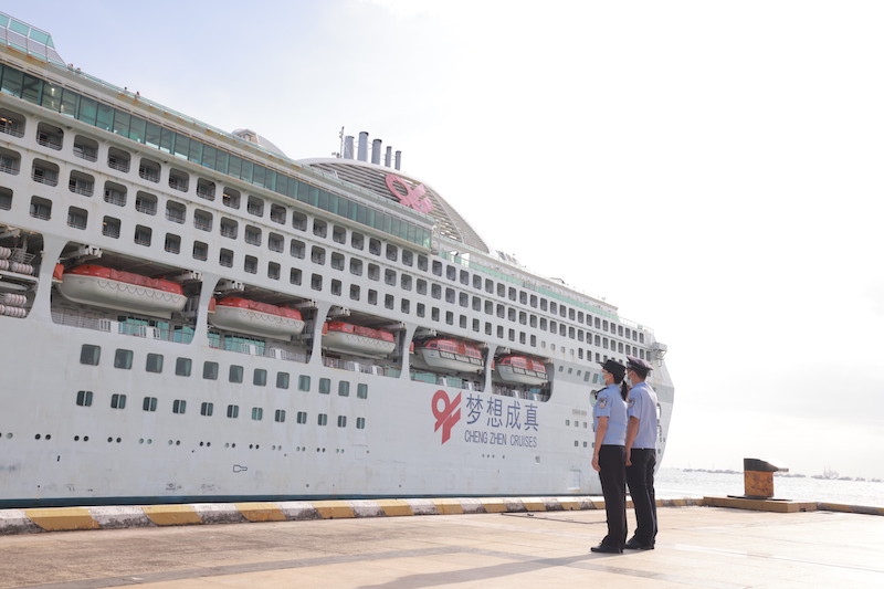 三亞邊檢護航新春鹿城海上游