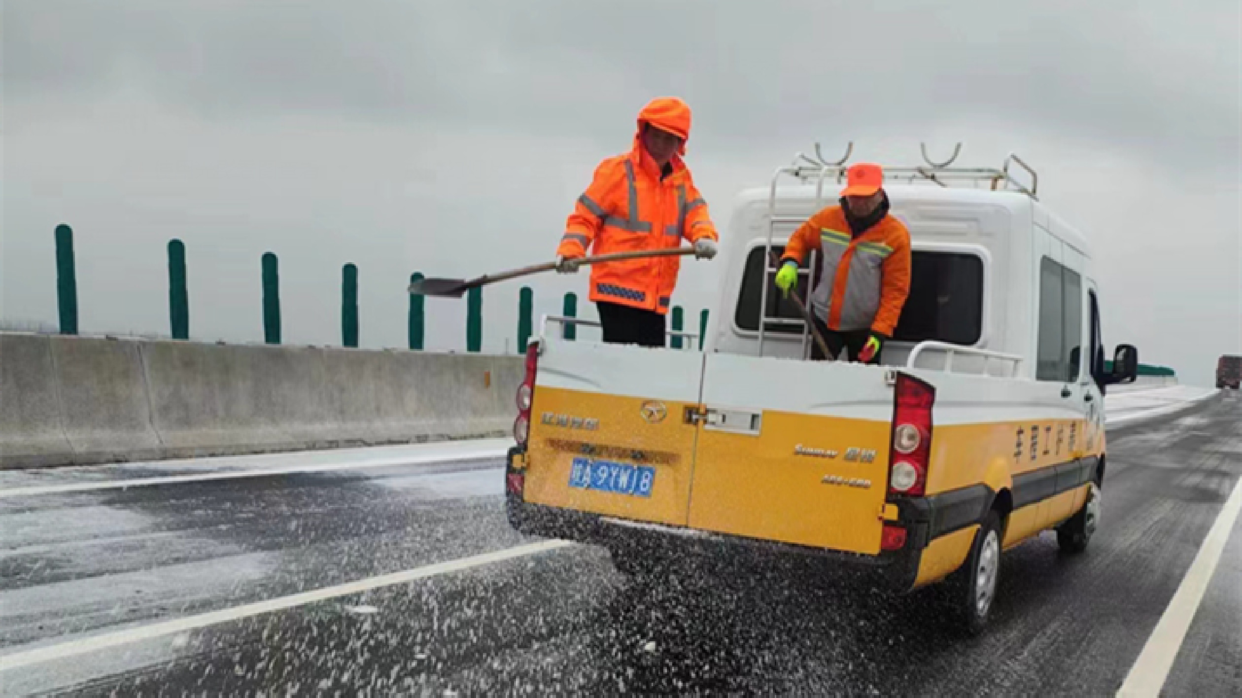 安徽巢湖：全力鏟雪除冰保暢通