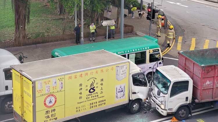 西環域多利道兩貨車迎頭相撞 兩司機受傷送院治理