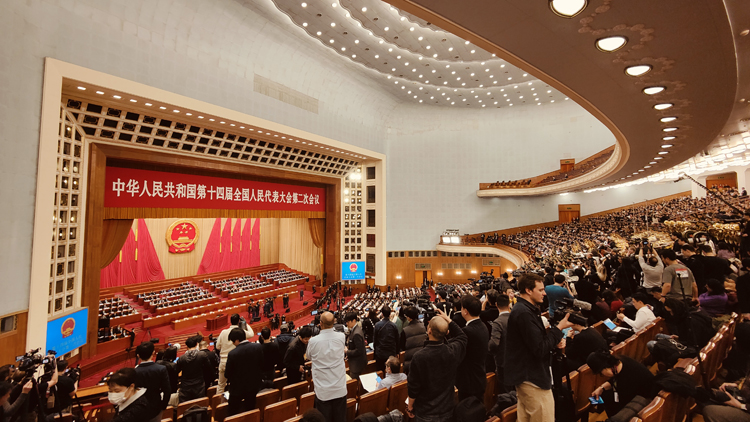 政府工作報告：繼續全面準確堅定不移貫徹「一國兩制」 支持香港澳門發展經濟改善民生