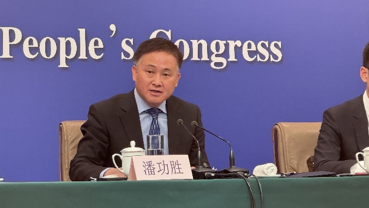 經濟主題記者會｜潘功勝：堅定維護香港國際金融中心地位